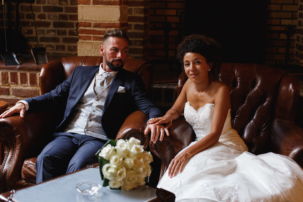 portrait maries assis dans fauteuils de cuir photographe mariage au domaine de la chartreuse 