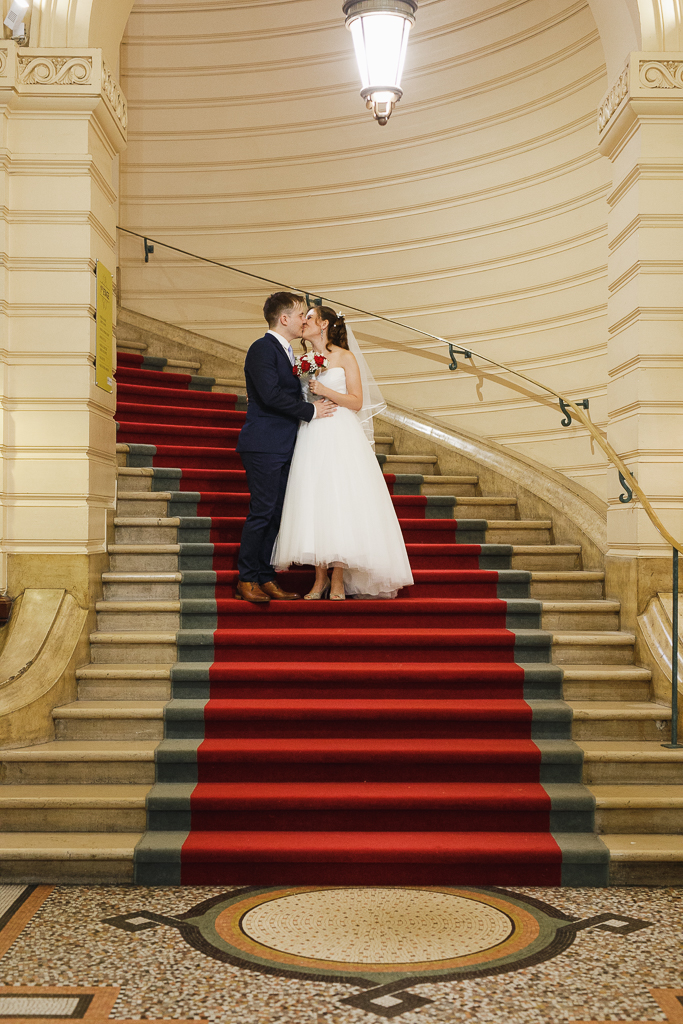 couple fraîchement marié bisou dans escalier tapis rouge mairie Hauts-de- France