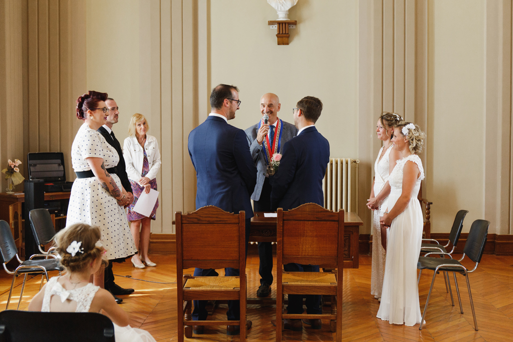 mariage à Aulnoye-Aymeries couple et témoins devant le maire