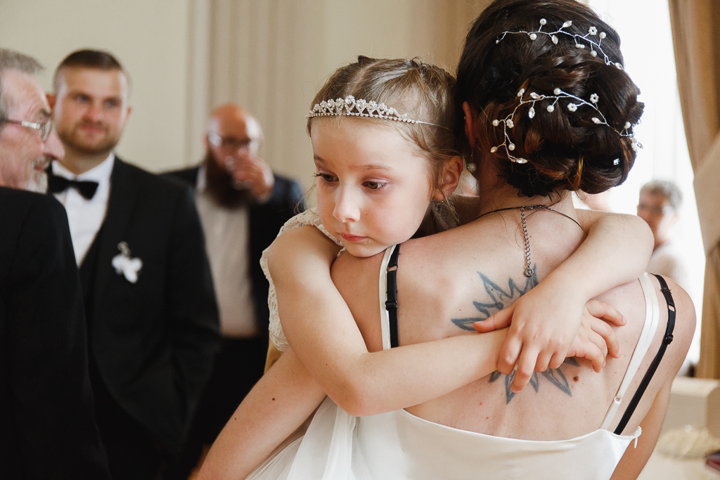 vin d'honneur mairie Aulnoye-Aymeries fille dans bras de sa mère reportage mariage Nord