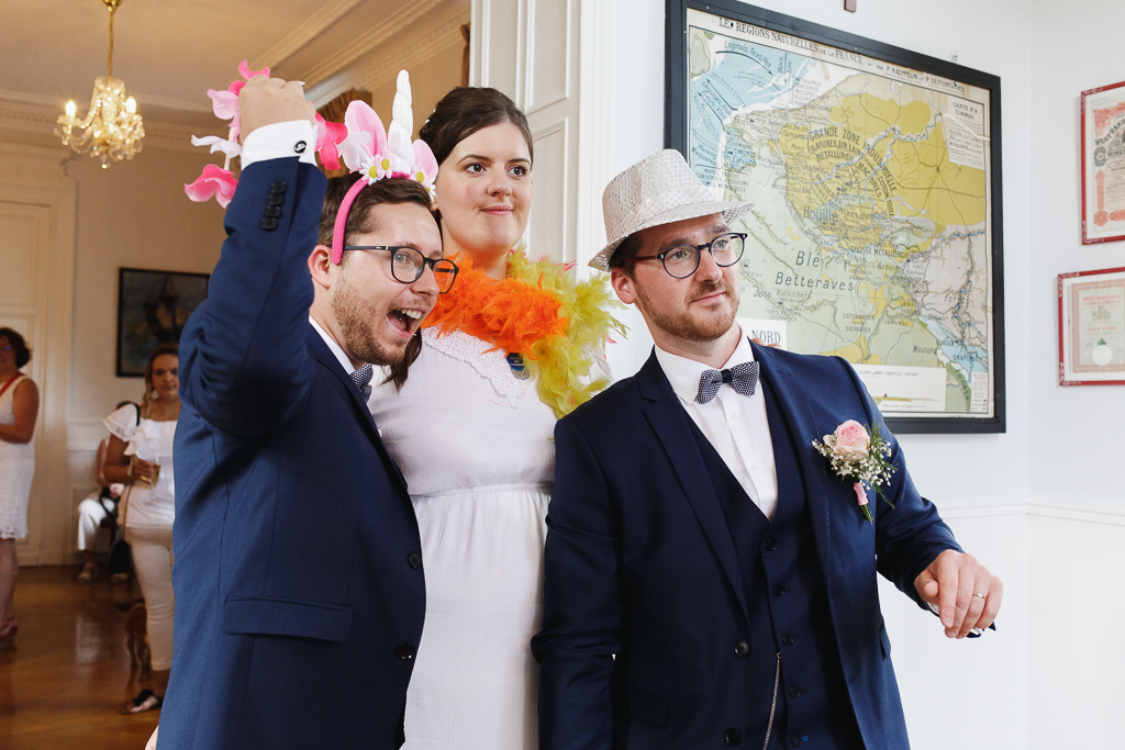 mariés et temoin déguisés posent devant photobooth mariage au château Nord