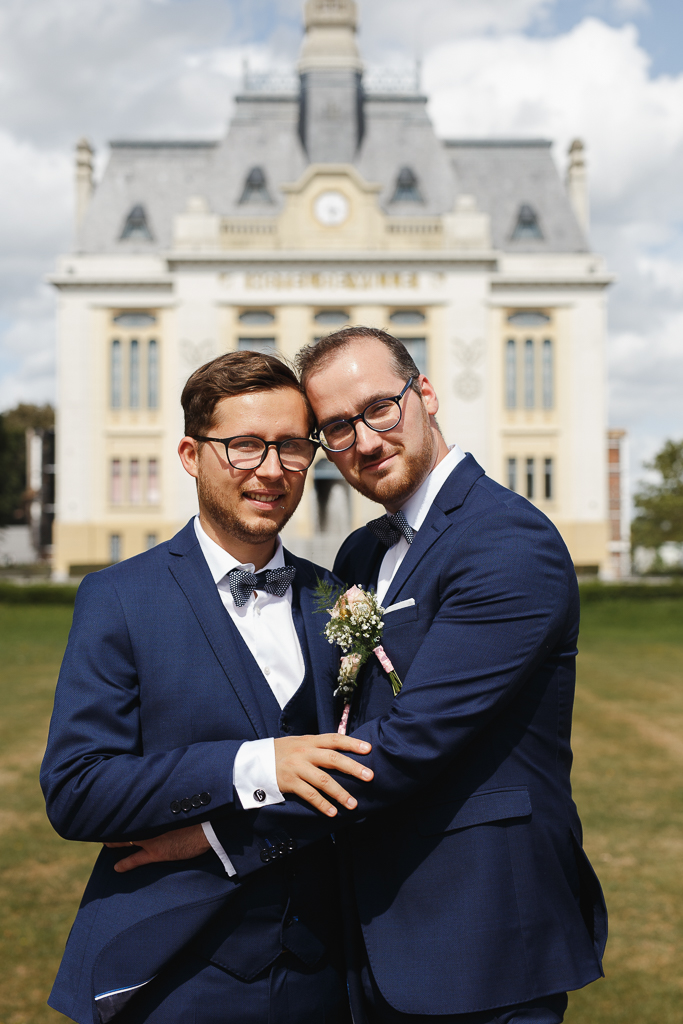 portrait des jeunes mariés devant la mairie d'Aulnoye-Aymeries Fred Laurent photographe professionnel mariage