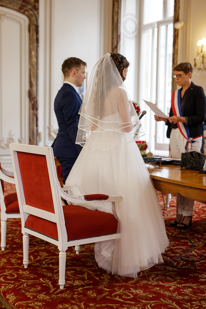 couple mariés vu de dos et Mme la maire instant cérémonie mariage Hauts-de-France