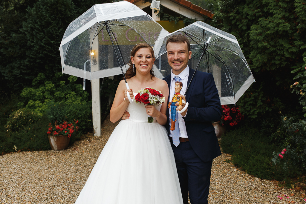 couple mariés sous parapluies avec figurine Woody réception mariage Marcq-en-Barœul Nord