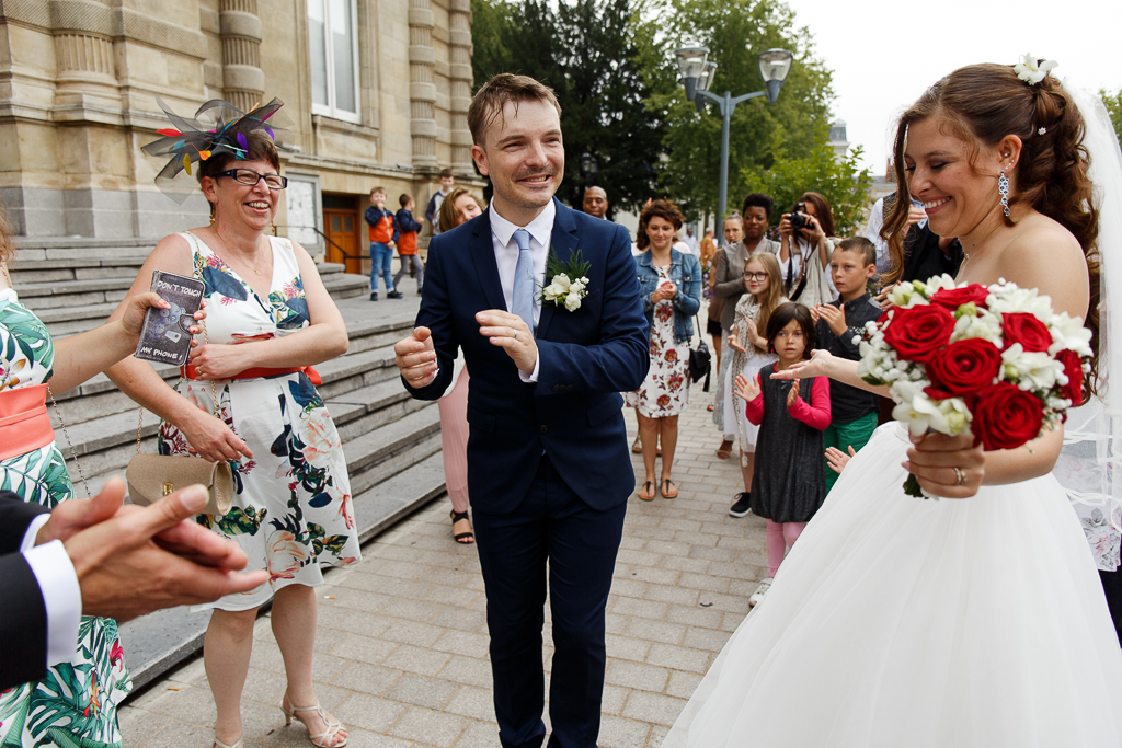 dancing in the rain la suite jeunes mariés et proches photo mariage Hauts de France