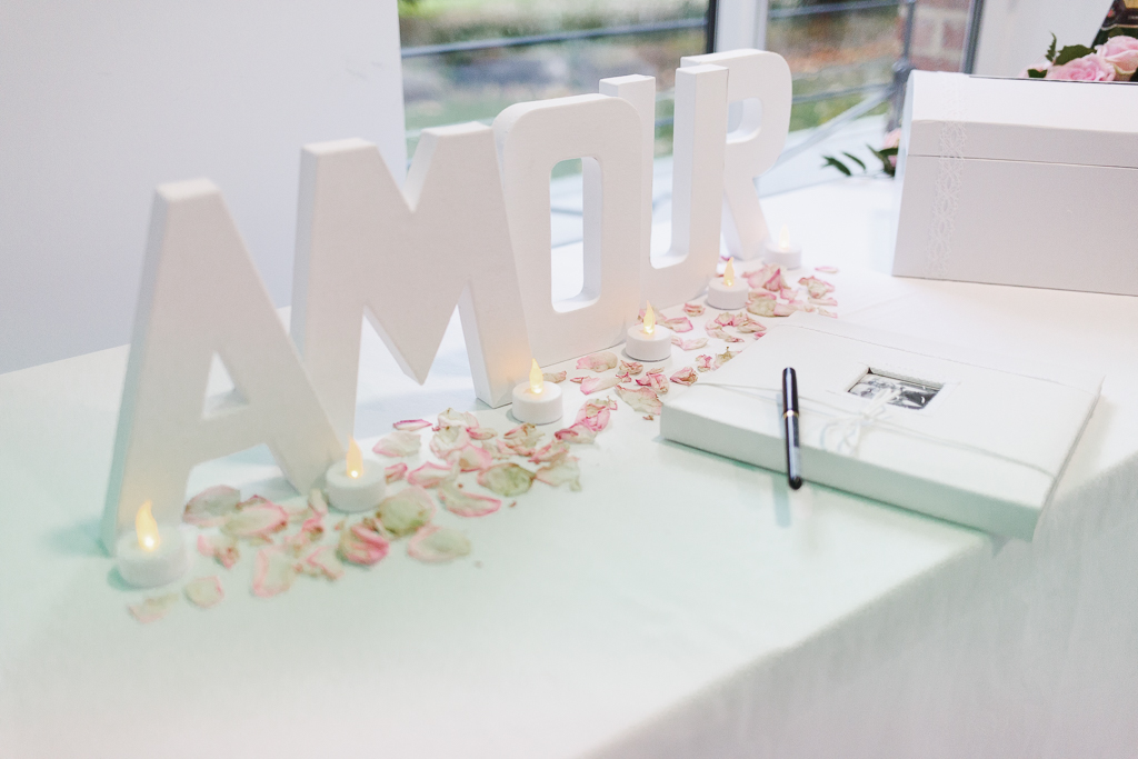 déco mariage Amour en grandes lettres bougies pétales de roses et livre d'or