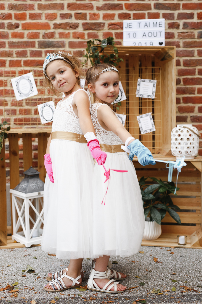 deux petites fées avec diadèmes et baguettes magiques reportage mariage Avesnois Fred Laurent photographe mariage Lille