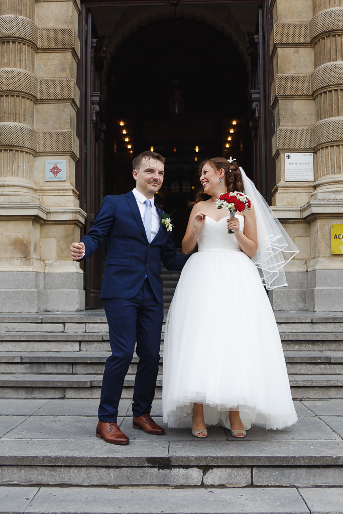 sortie mariés Hôtel de ville Tourcoing Hauts de France couple met ambiance sous la pluie