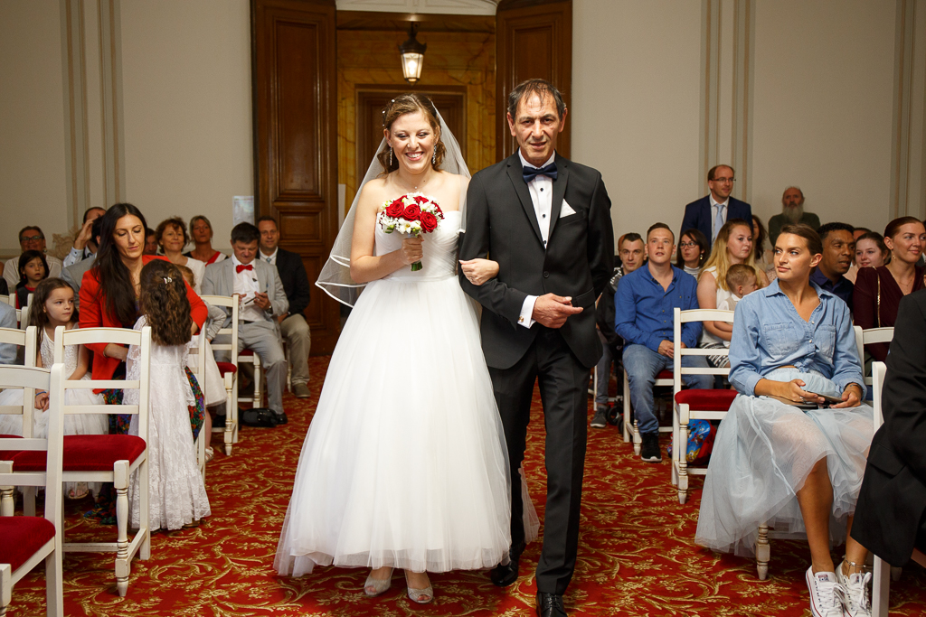 mariage civil Tourcoing entrée mariée au bras de son père 