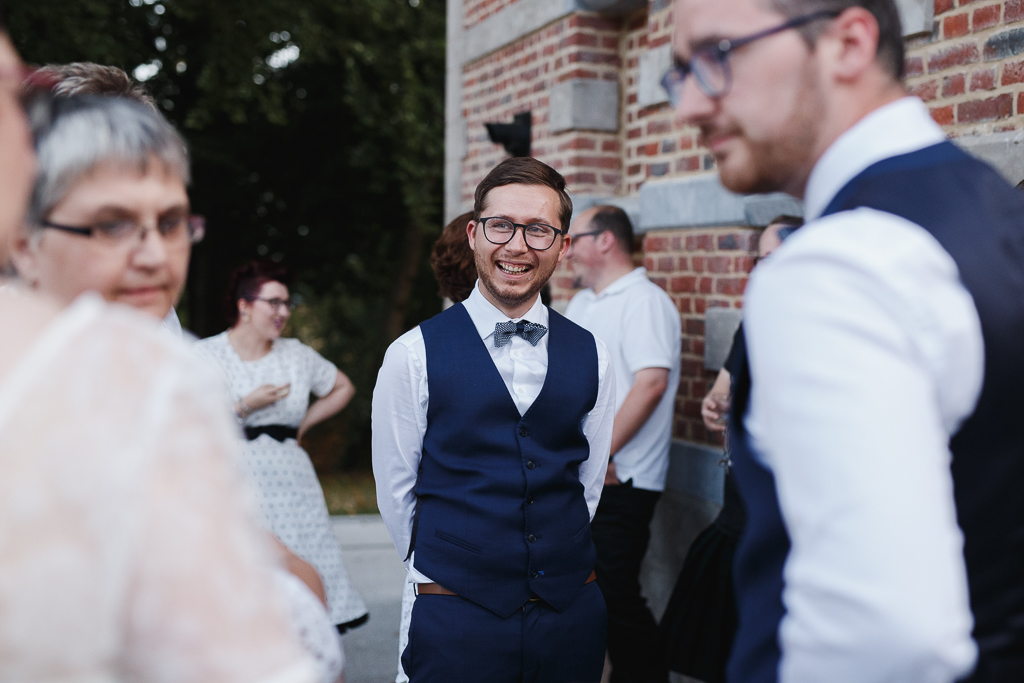 grand sourire du marié vin d'honneur au château de la Marlière HDF