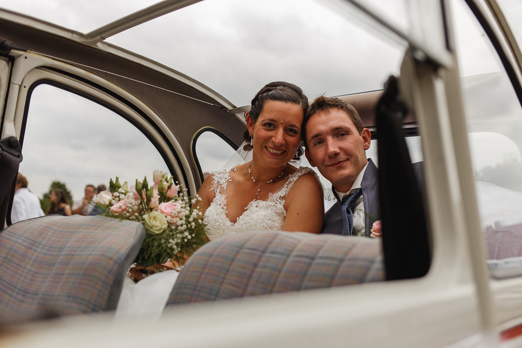 jeune couple mariés dans 2 CV mariage avec touche rétro Hauts de France