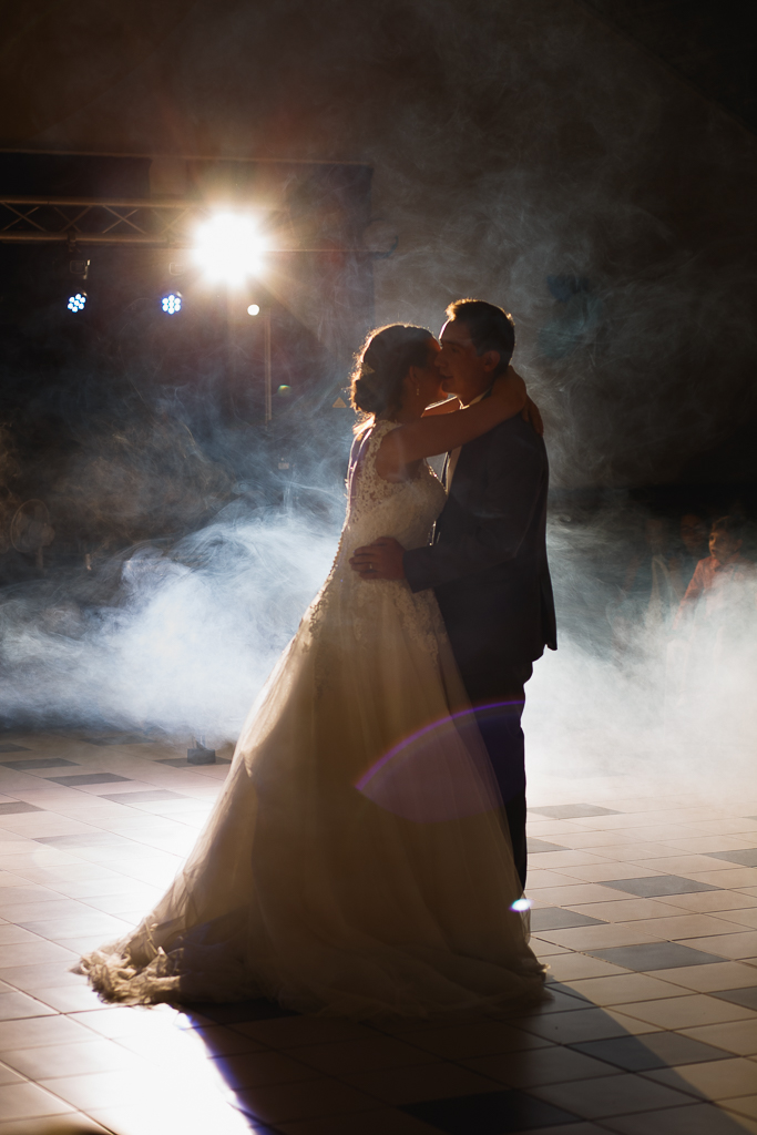 jeunes mariés dansent sous les projecteurs soirée mariage Licques Hauts-de-France