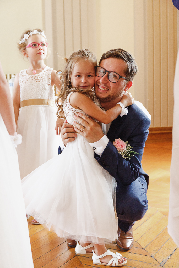 marié et petites filles d'honneur mariage à Aulnoye-Aymeries