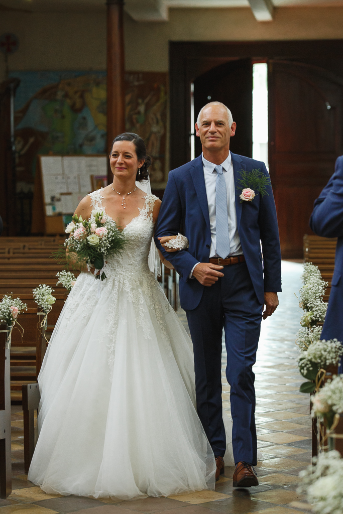 entrée église Notre Dame de Licques mariée et père mariage à la campagne Hauts-de-France photographe pro Fred Laurent