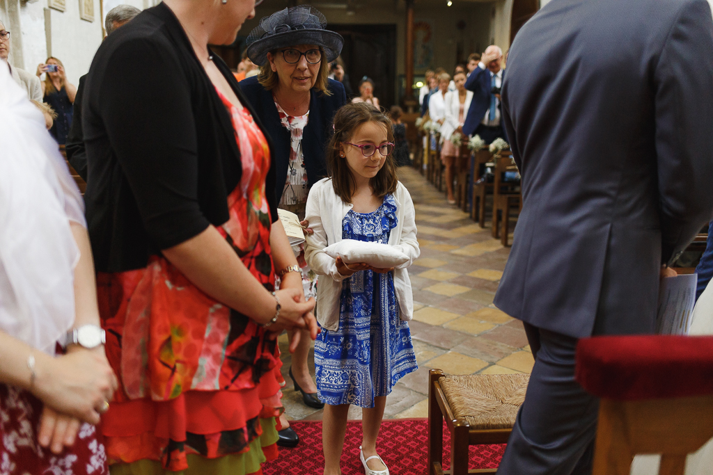 demoiselle d'honneur apporte coussin avec alliances reportage mariage Licques