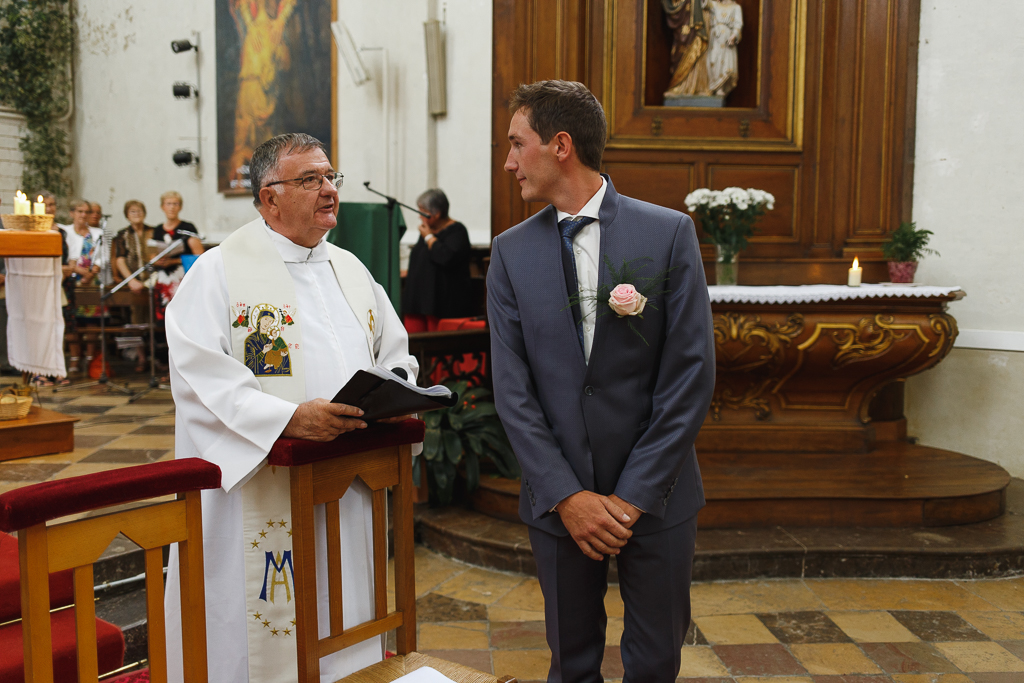 mariage église Licques prêtre et marié photographe professionnel Hauts de France