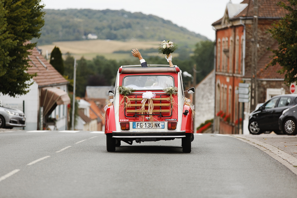 mariage en 2 CV rouge aux Trois Pays départ voiture mariés photographe pro Licques Saint-Omer Ardres Lille