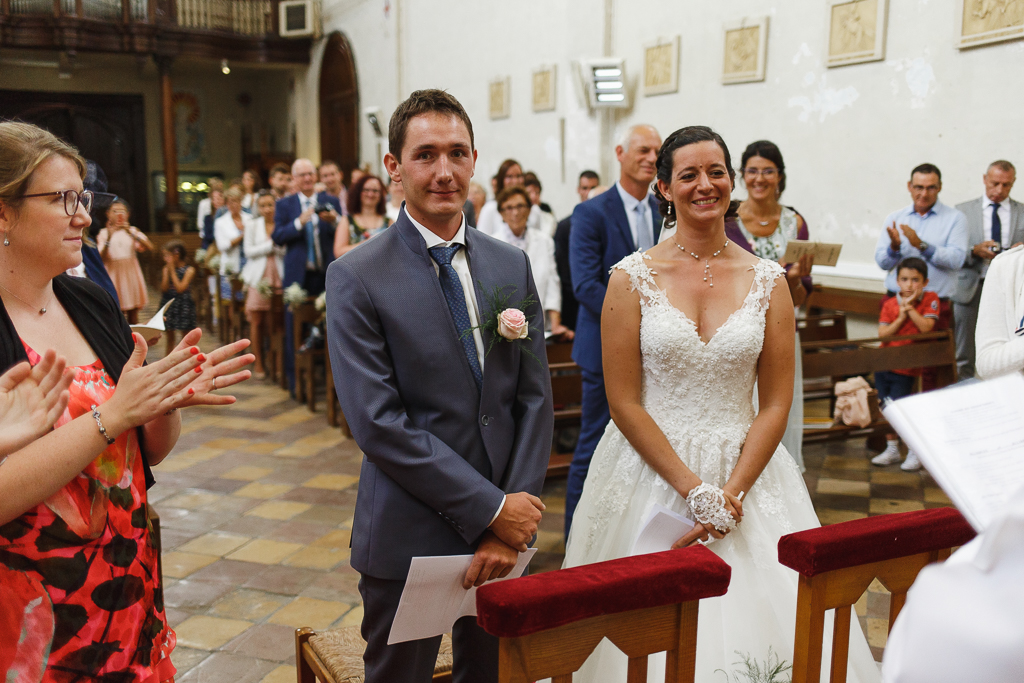 couple mariés applaudi par assistance cérémonie religieuse Licques Trois Pays