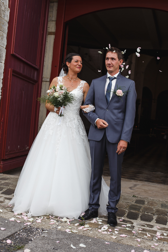 marié sous les pétales de roses sortie église du couple mariage à Licques Pas de Calais