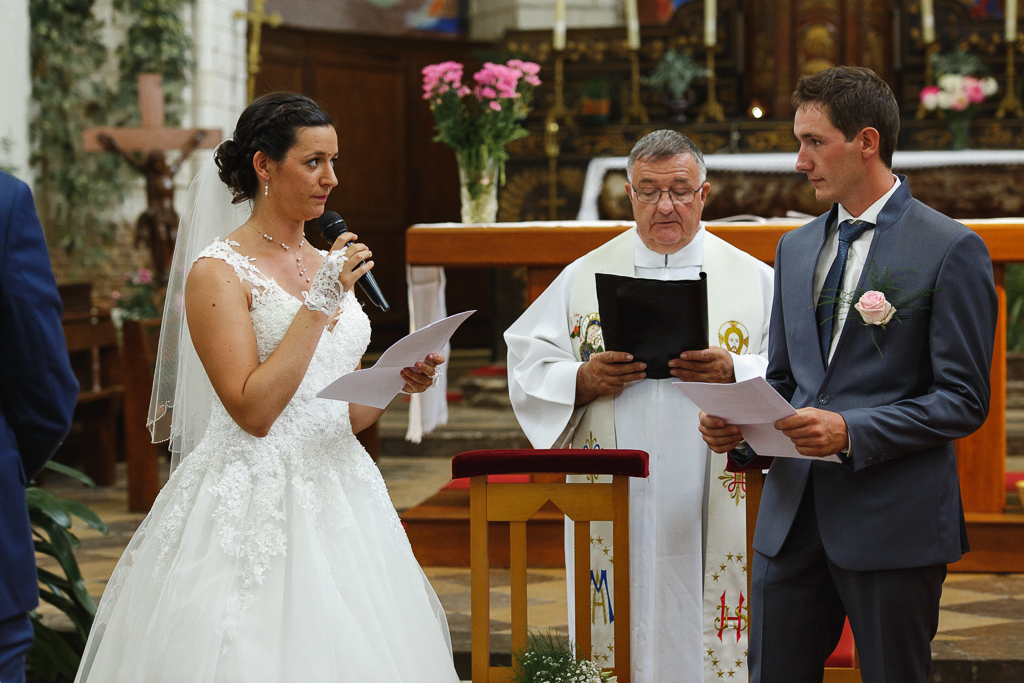 mariée au micro cérémonie religieuse église Licques photographe mariage pro Ardres Saint-Omer Hauts de France NPC