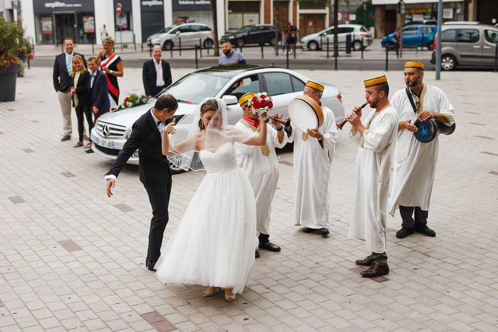 mariée danse sur parvis mairie Tourcoing et groupe de musique algérien