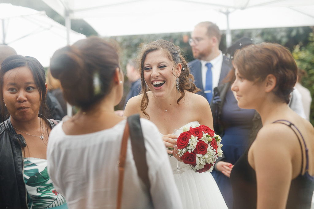 vin d'honneur mariée et invités à l'abri sous parasols mariage Nord