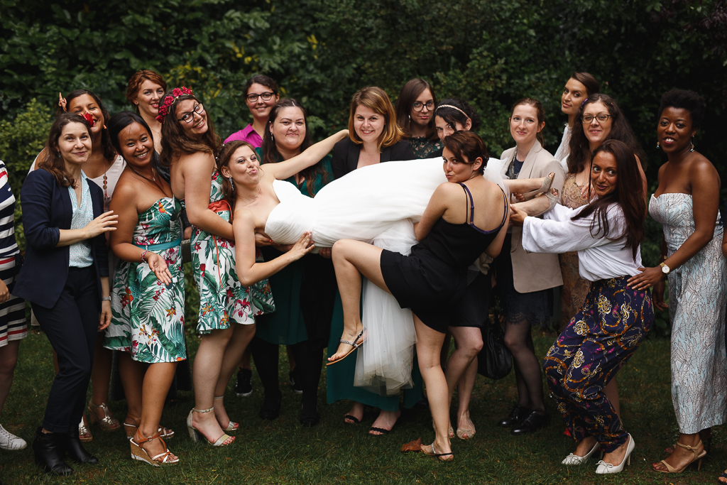 photo groupe bonne ambiance mariée soulevée par invitées mariage Marcq en Barœul et Tourcoing Nord