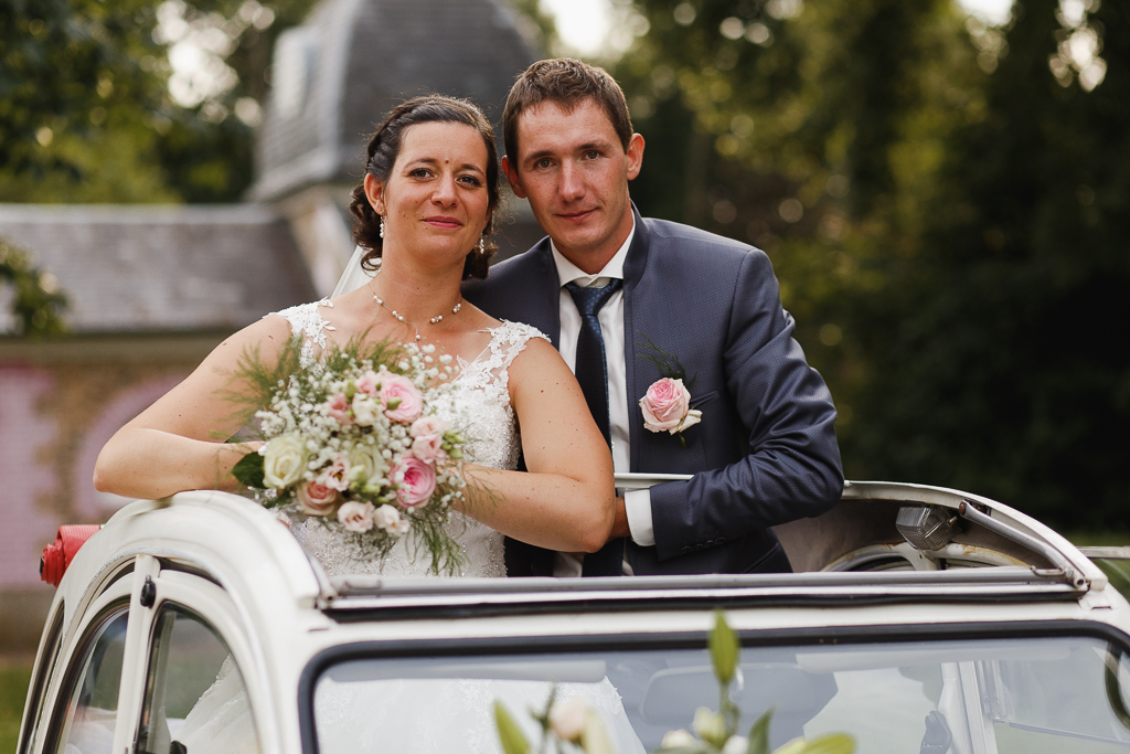 couple debout dans 2 CV mariage à l'accent rétro Côte d'Opale