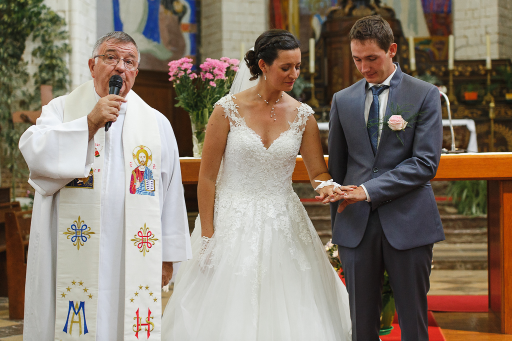 jeunes mariés regardent mains avec alliances mariage église Licques