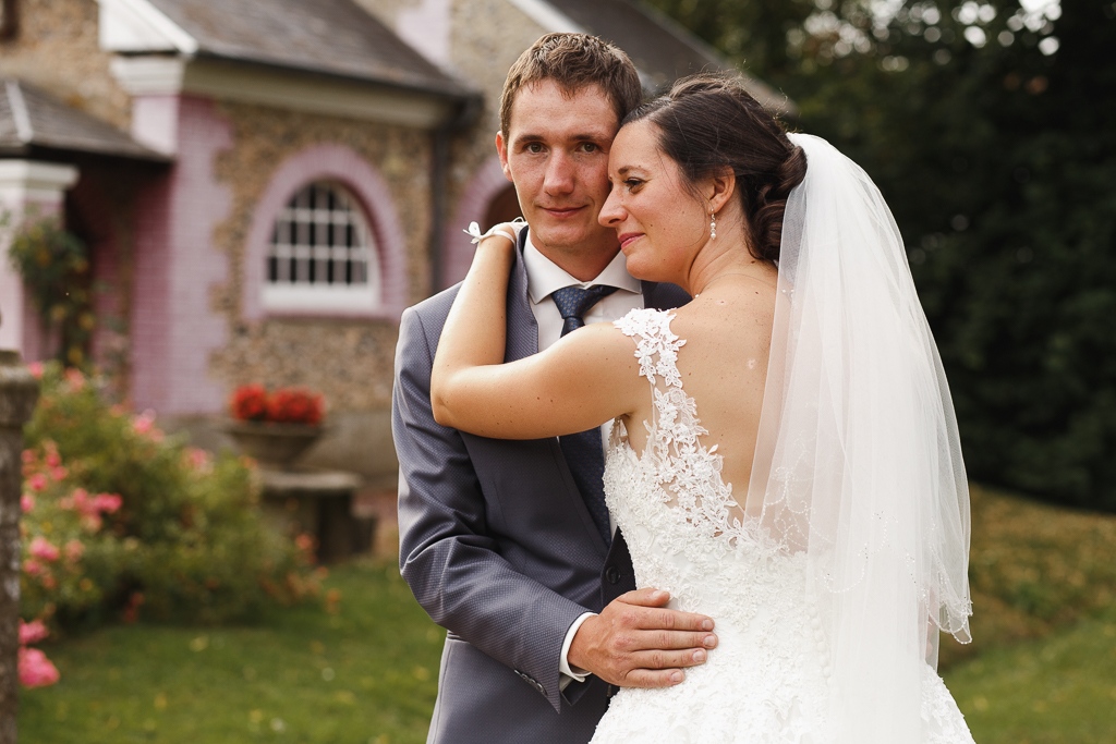 séance couple portrait mariés devant chapelle Licques Côte d'Opale photographe mariage professionnel Lille Hauts-de-France