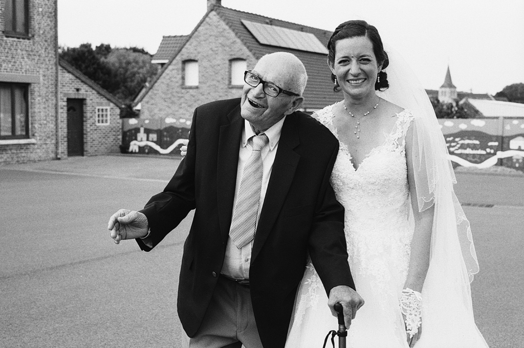 portrait argentique noir et blanc sur le vif photographe mariage Lille spécialisé noir et blanc