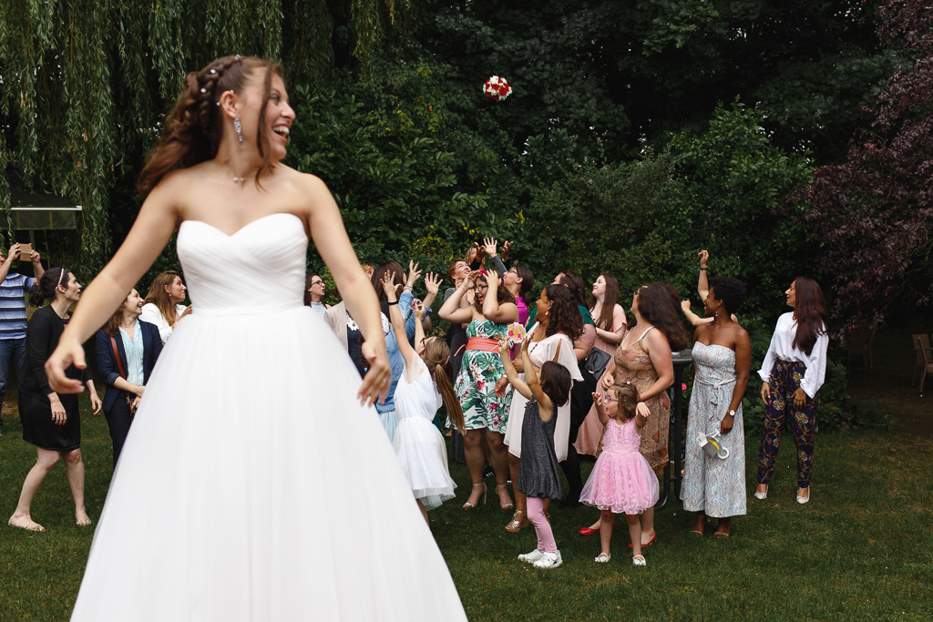 bouquet de mariée en plein vol photographe mariage Fred Laurent Lille Nord