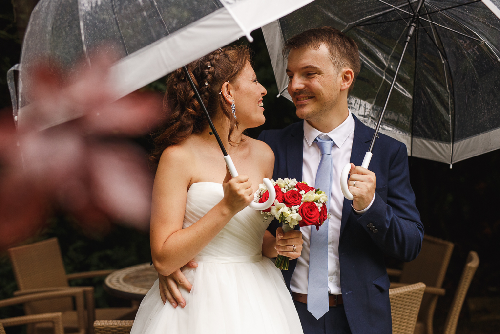 séance couple un jour de pluie regard des amoureux mariage entre Tourcoing et Marcq-en-Barœul