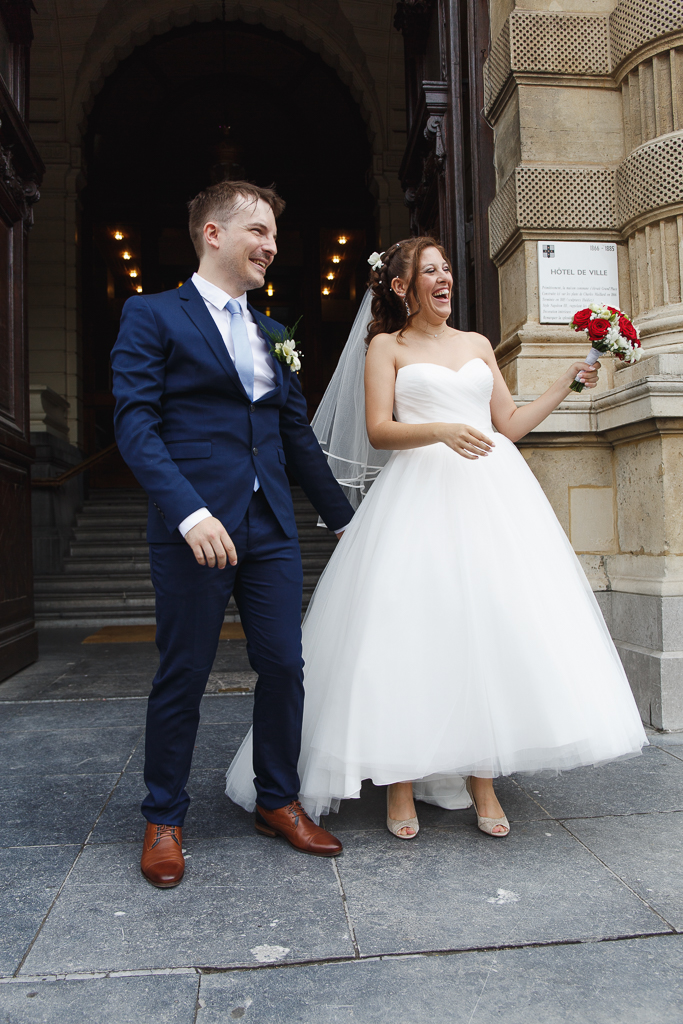 rire du couple de jeunes mariés à la sortie de mairie Tourcoing photographe mariage Lille Nord