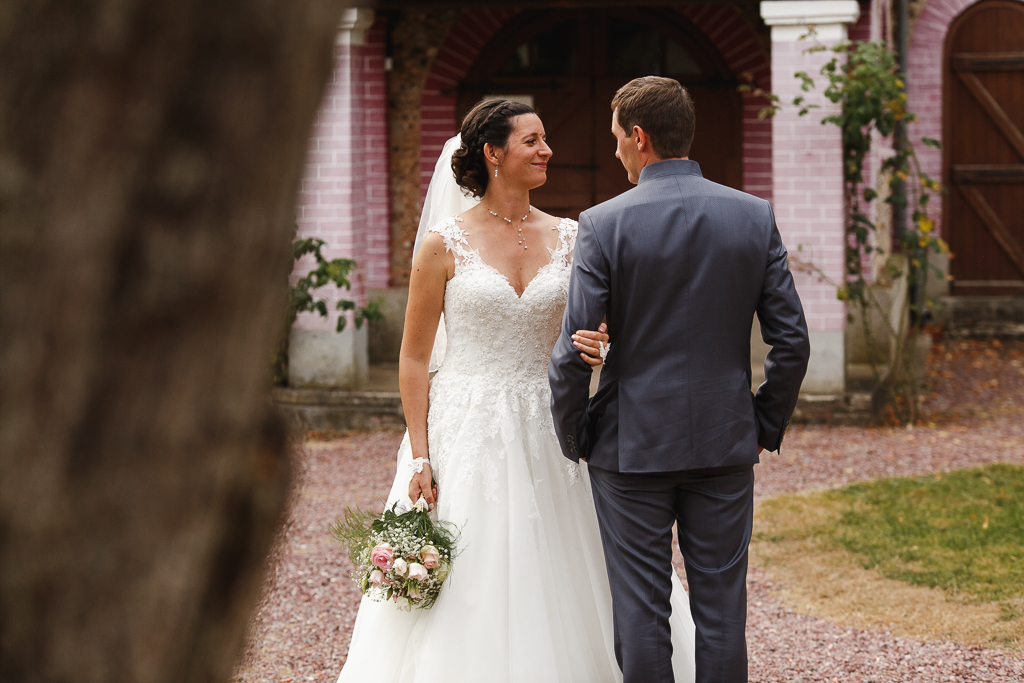 shooting mariage à la chapelle mariée de face marié de dos