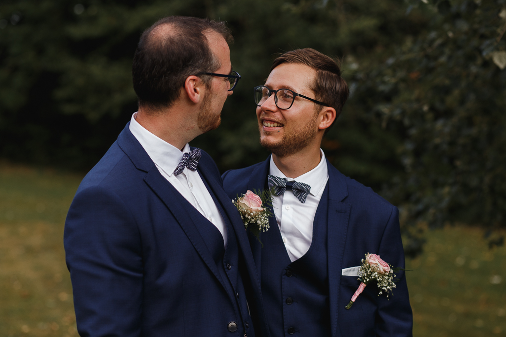 séance couple mariage Château de la Marlière Nord regard sourire