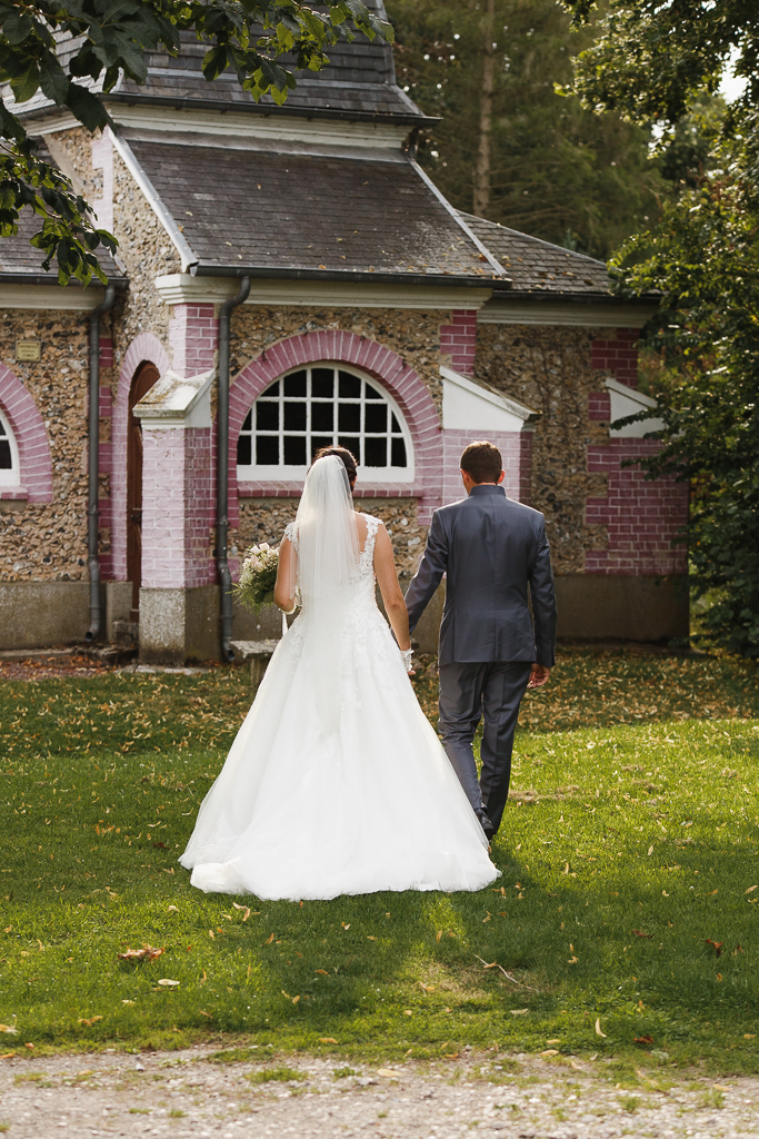 séance parc chapelle proche Licques mariés de dos photographe mariage pro Lille Nord HDF