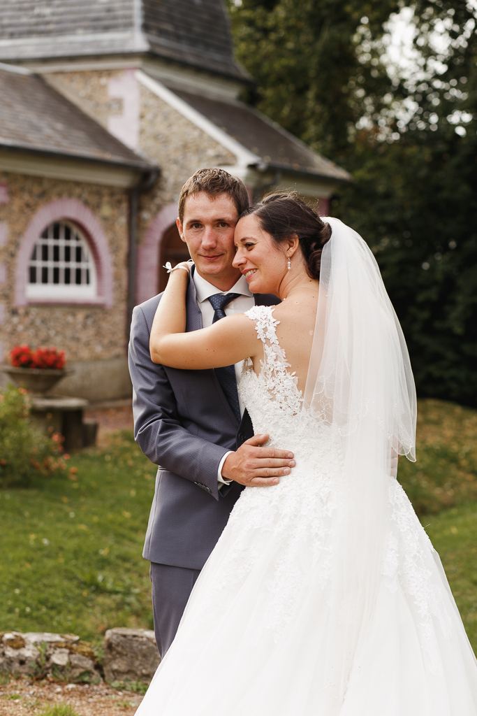 séance photo couple devant chapelle mariage à la campagne au cœur des Trois Pays