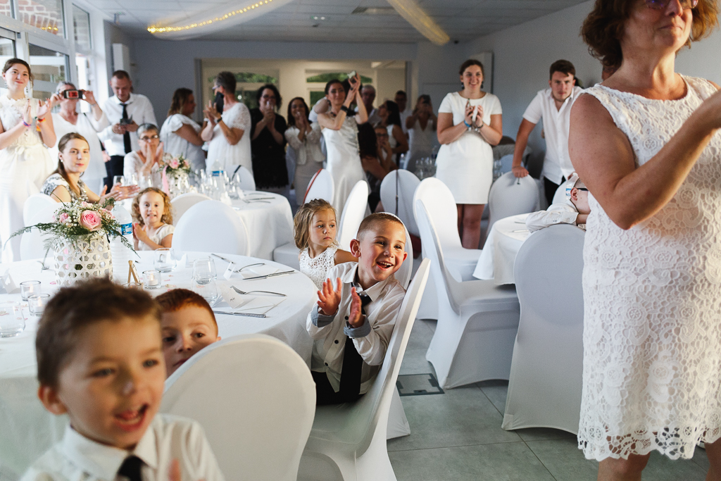 soirée mariage applaudissements invités en blanc