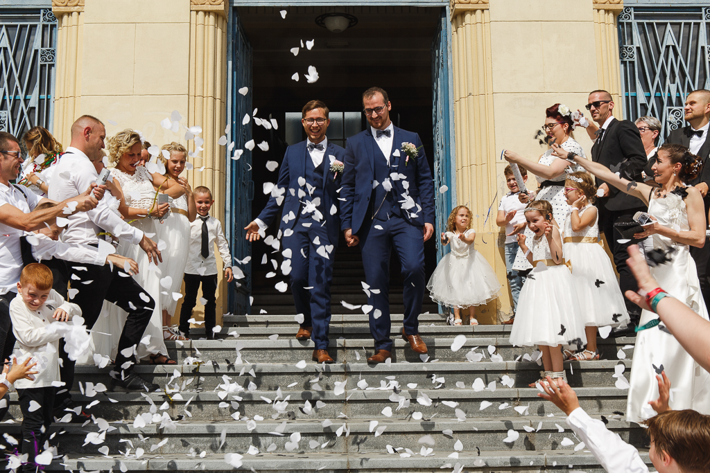 sortie sous les confettis blancs forme de cœur mariage à Aulnoye-Aymeries Hauts-de-France Fred Laurent photographe