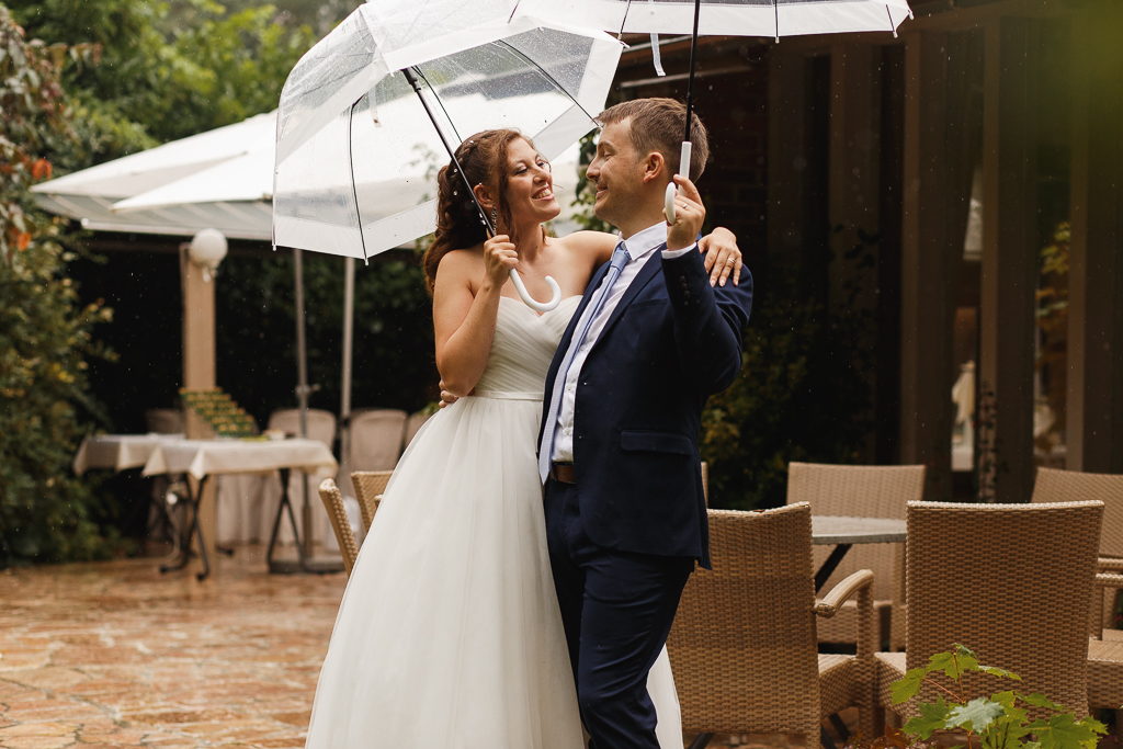 mariage entre Tourcoing et Marcq-en-Barœul sous la pluie séance couple parapluies transparents