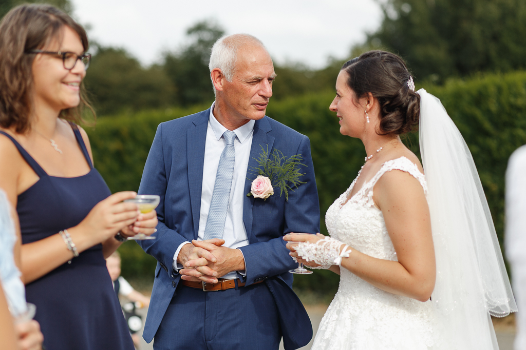 scène vin d'honneur père et mariée mariage à Licques Pas de Calais