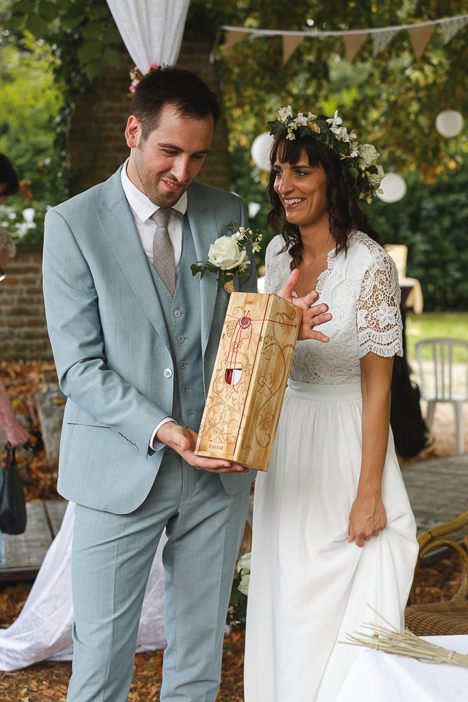 cérémonie laïque mariés et la bouteille scellée rituel du vin. Mariage en extérieur Belgique.