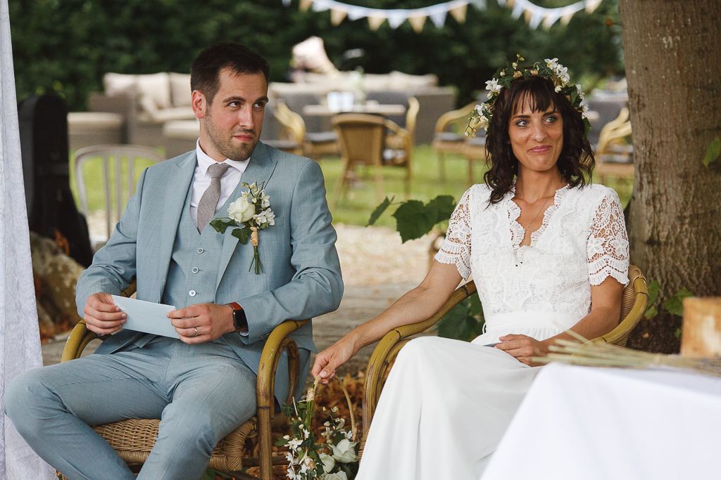 couple pendant ceremonie laique en exterieur