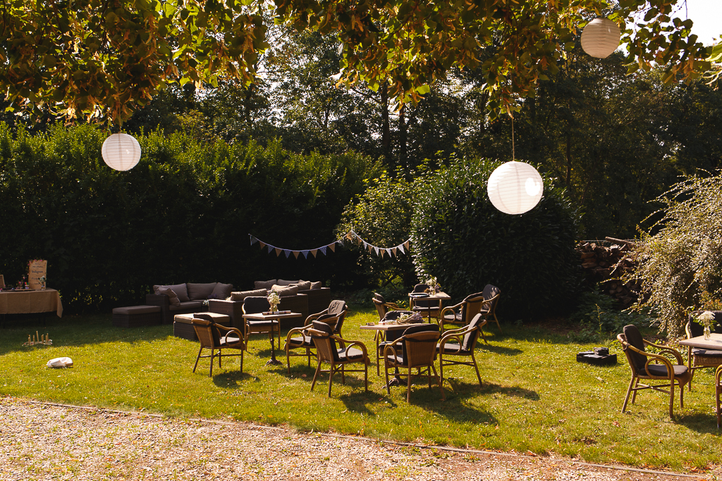 jardin de la ragotière à Froyennes en Belgique jour du mariage lampions et salons de jardin pour la déco champêtre