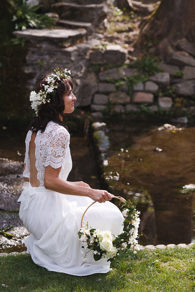 mariée au bord de l eau couronne lierre fleurs blanches et flower hoop