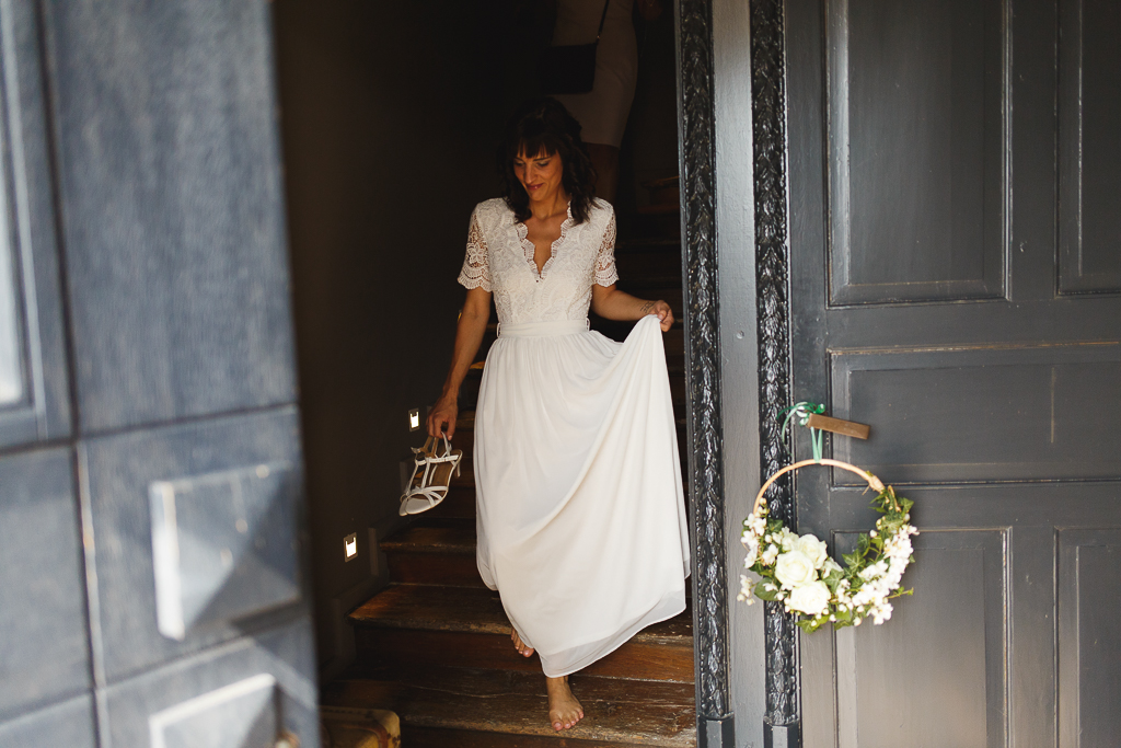 La mariée descend les escaliers de la gentilhommière à Tournai. Reportage photo mariage Fred LAURENT photographe à Wambrechies.