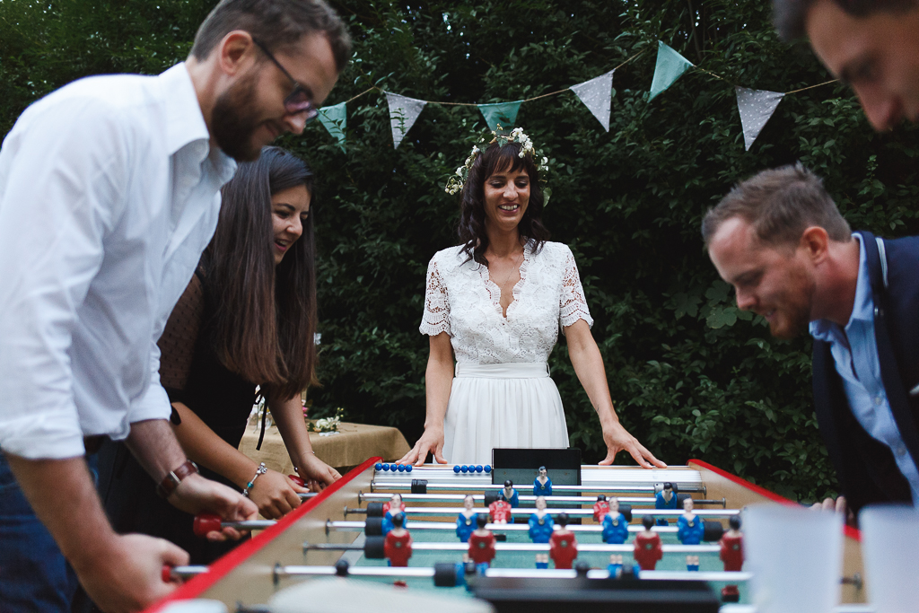 Baby foot cartonne mariage jeux vin d'honneur invités s'éclatent