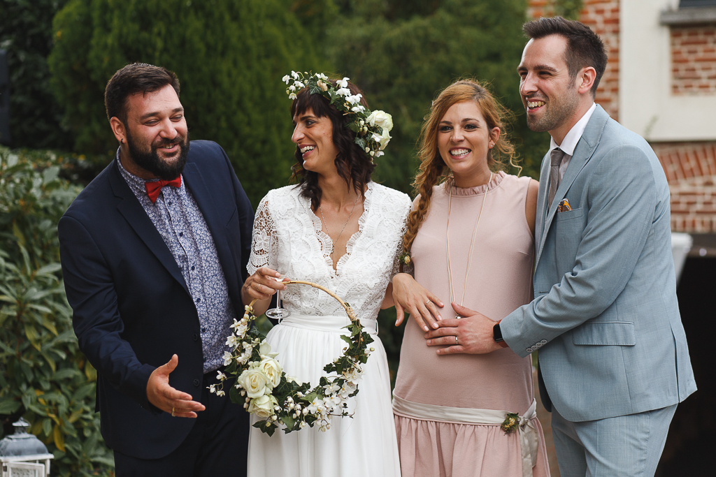 Les photos de groupes au naturel et improvisées. Portraits des invités avec les mariés, passage obligé pendant le vin d'honneur d'un mariage. 