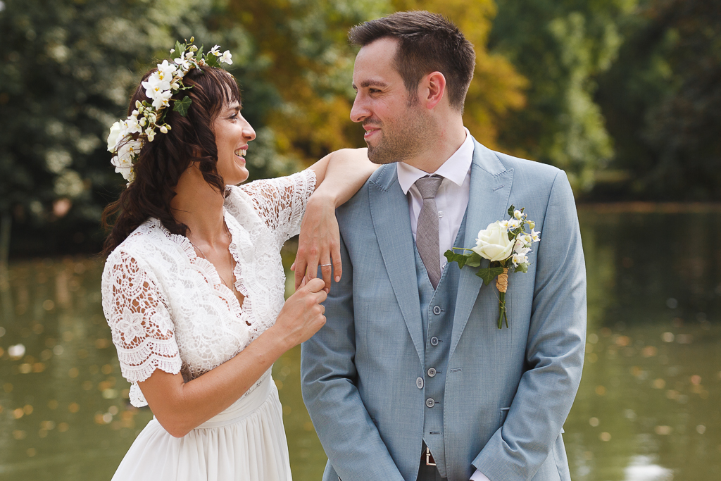 photo des mariés au moulin à eau de Froyennes. Séance photo couple en Belgique près de Tournai. Photographe mariage Nord France et Belgique. Couronne de fleurs et boutonnière.